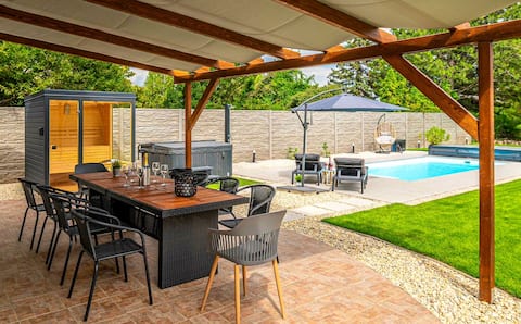 Villa Uno Balaton with Pool, Sauna and Jacuzzi
