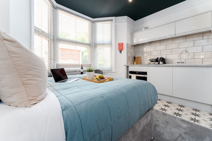 Modern Studio W/ Long Stay Discounts, Free Laundry - Southampton, UK