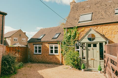 The Old Stables - Lovely cottage with modern twist