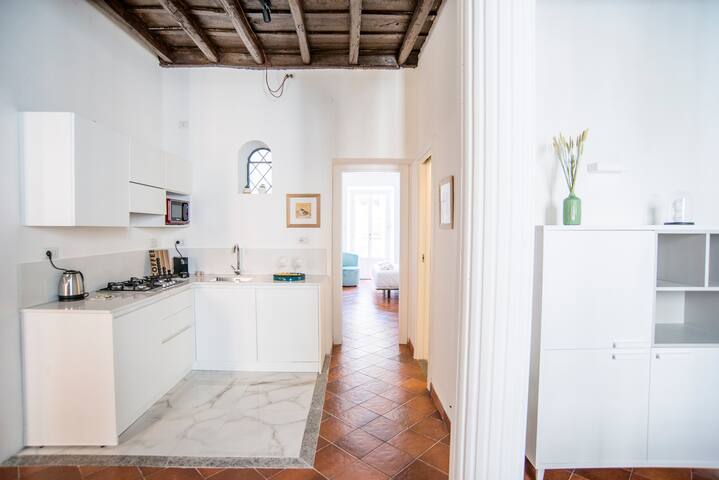 Colosseum, Monti, New Corithian house up to 6 pp gallery image 4