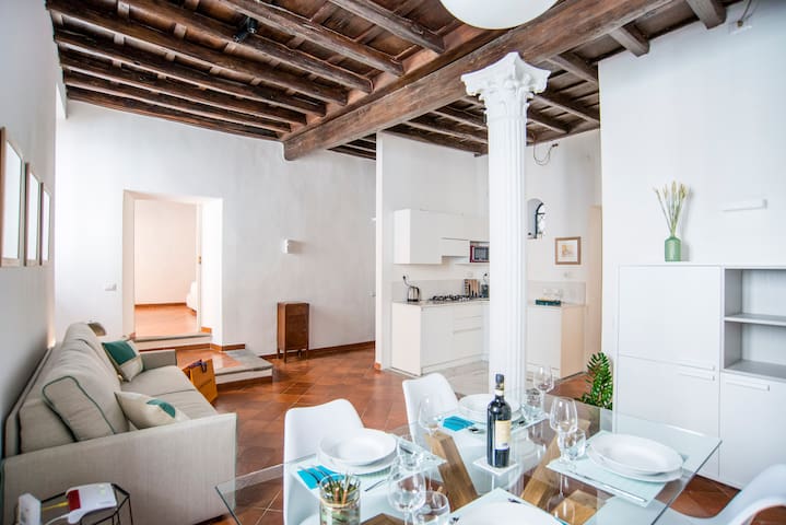 Colosseum, Monti, New Corithian house up to 6 pp