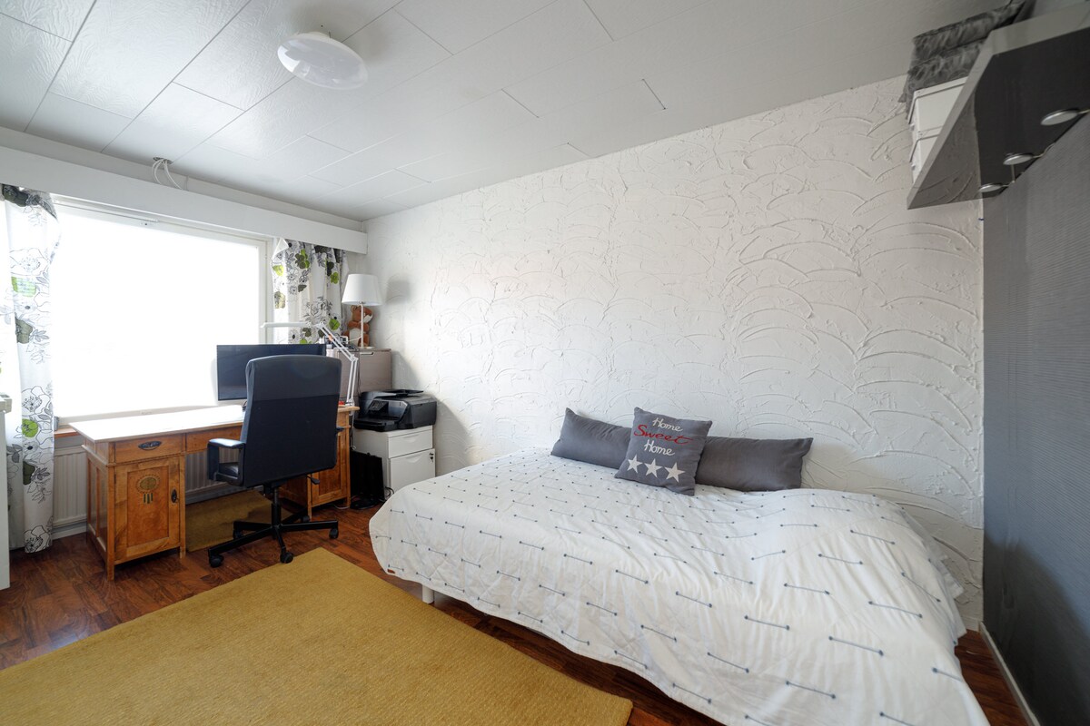 Spálňa má kancelársky kútik,  manželskú posteľ a prenosný voľne stojaci matrac