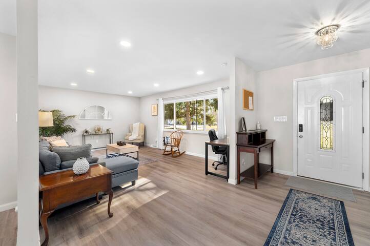 4BR Luxury, Spacious, Big driveway, Best location gallery image 4