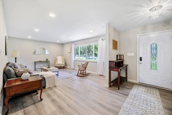 4BR Luxury, Spacious, Big driveway, Best location gallery image 5