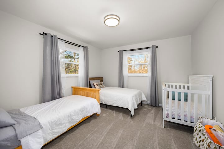 spálňa 4 s 2 oddelenými posteľami a 1 detskou postieľkou 