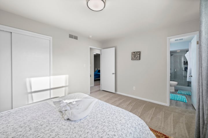 spálňa 3 s manželskou posteľou Queen size a vlastnou kúpeľňou s toaletou 