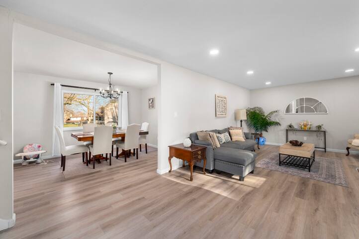 4BR Luxury, Spacious, Big driveway, Best location gallery image 3