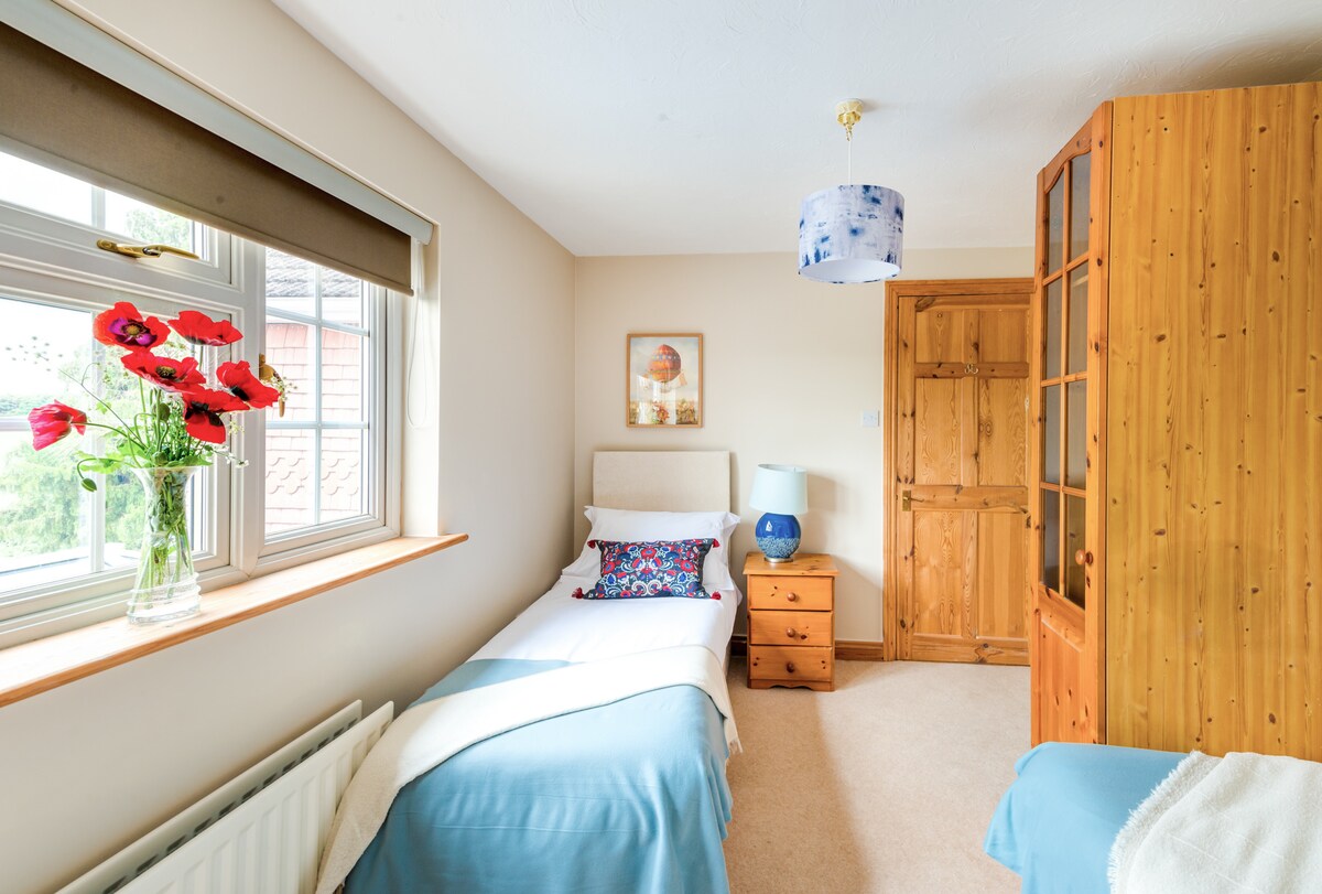 Dhoma "Cirku" është një dhomë argëtuese dhe e ndritshme që e dimë se fëmijëve do t 'u pëlqejë! Përmban dy krevate të vegjël tek dhe shumë depo rrobash.