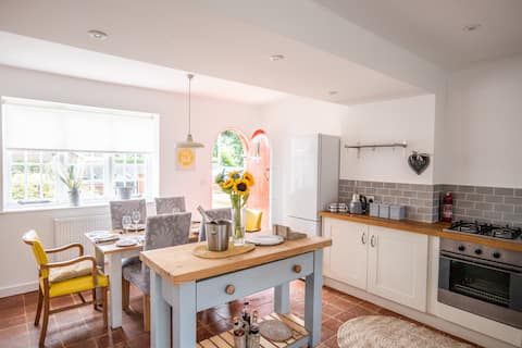 Popular Airbnb listing: Characterful 3 bed cottage on Royal Coast in Heacham