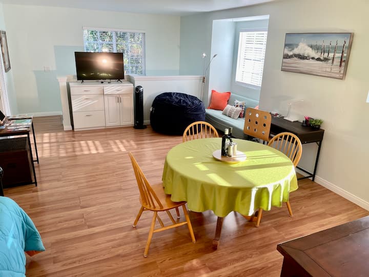 Santa Barbara Serenity Large 1-bedroom Guest Apt. - Santa Barbara, CA