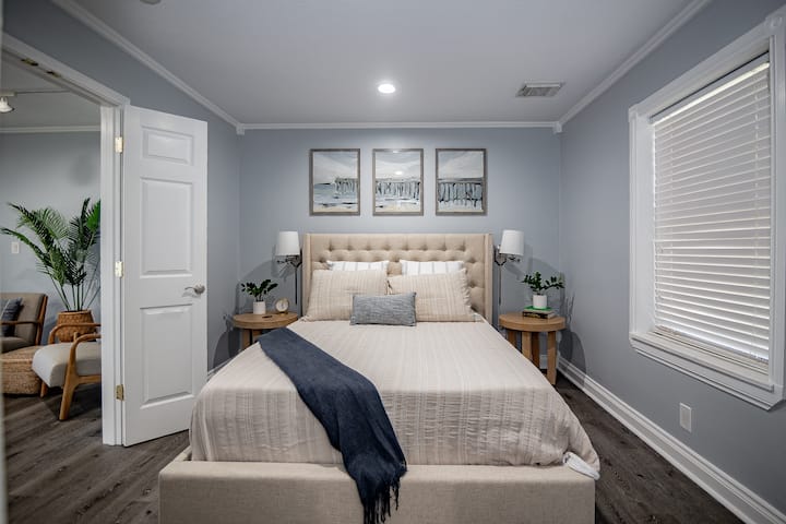 2nd Floor Queen Bedroom