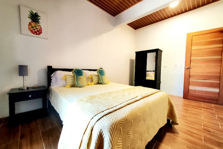 El dormitorio matrimonial es amplio e luminoso con armario. 