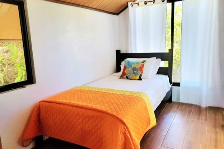 El tercer dormitorio doble tiene un armario hecho a medida en el espacio para que sea una habitación perfecta. 