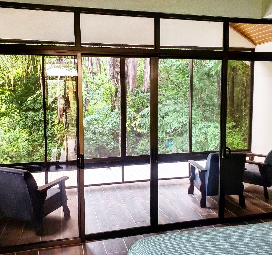 Bwana huyo ana ukumbi wa kujitegemea uliochunguzwa unaoelekea kwenye ua wa nyuma. 