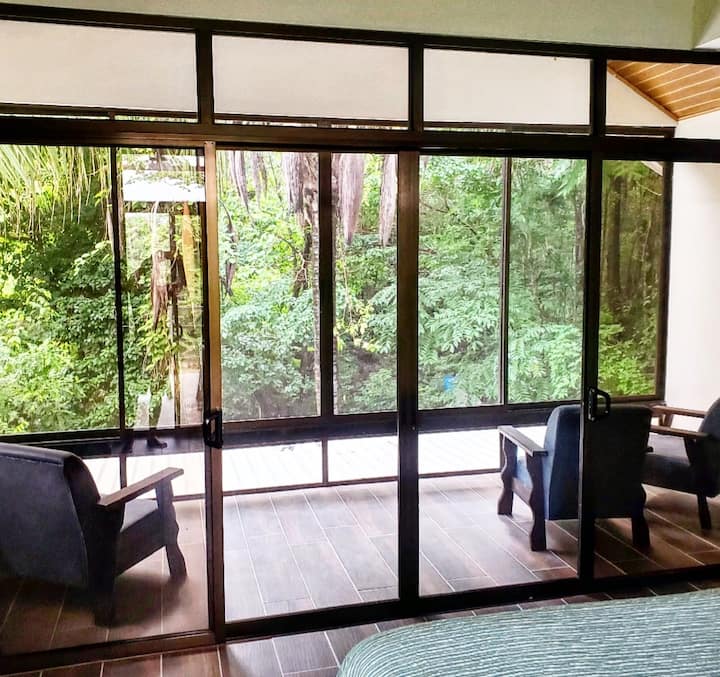 El dormitorio principal tiene un porche privado con vistas al patio trasero. 