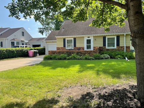 Perfect Spacious Group Getaway! 4 Queen Beds!