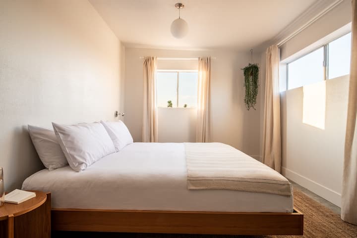 غرفة نوم بسرير كبير