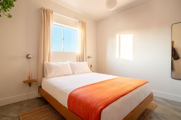 غرفة نوم تضم سرير كوين