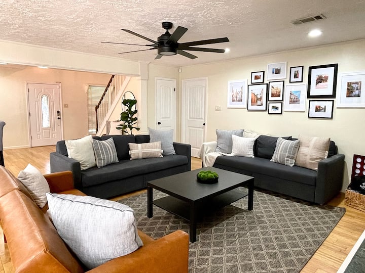 Grand Pool House Villa - 20min From Downtown - Pearland, TX