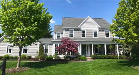 Gorgeous 5 BR home with hot tub, pool sleeps 12-16