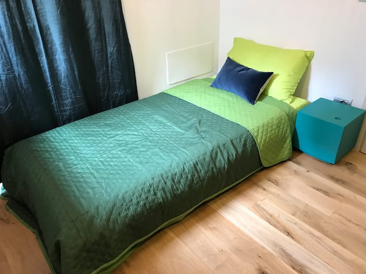 إطلالة على غرفة النوم التي تحتوي على سرير مفرد.
نظام تهوية ميكانيكي ونظام تكييف هواء.
نافذتان، خزانة ملابس مصنوعة يدويًا.