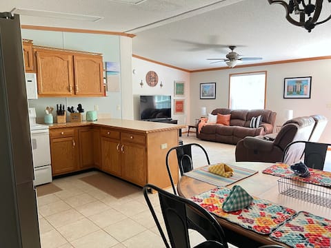 Spacious Higden Retreat <1M from Sugar Loaf Marina