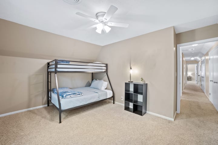 Habitación 4:
Litera doble con cama individual arriba. Ubicado en el segundo piso.

Las sábanas para colchones de aire deben solicitarse antes del check-in. Según las regulaciones de Tulsa, el número total de huéspedes que pernoctan no puede exceder los ocho.