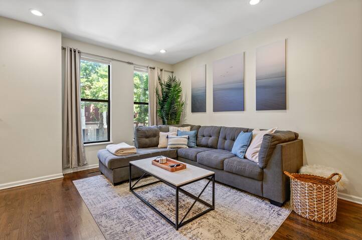 LAVISH LINCOLN PARK Home w/ Patio +attached garage gallery image 3