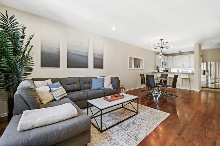 LAVISH LINCOLN PARK Home w/ Patio +attached garage gallery image 2