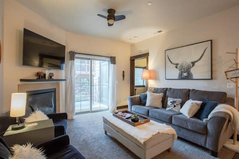 Top Airbnb: The Luge: 2 Bd+Den, Lux Ski Condo Steps to Hot Tub in Snyderville