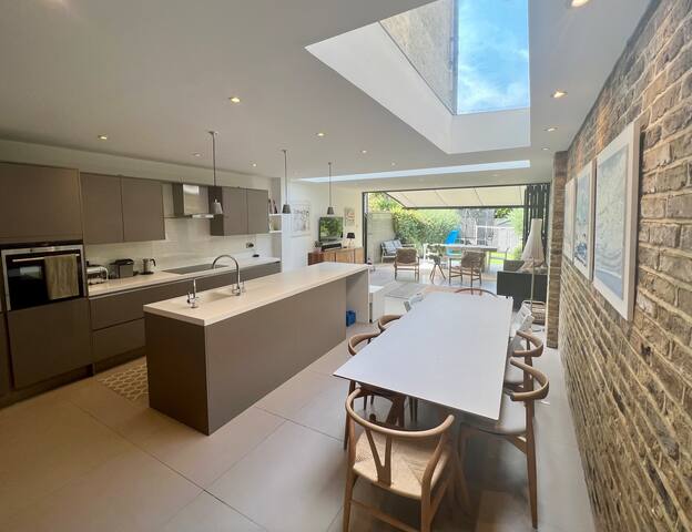 Stylish 4 bedroom London home