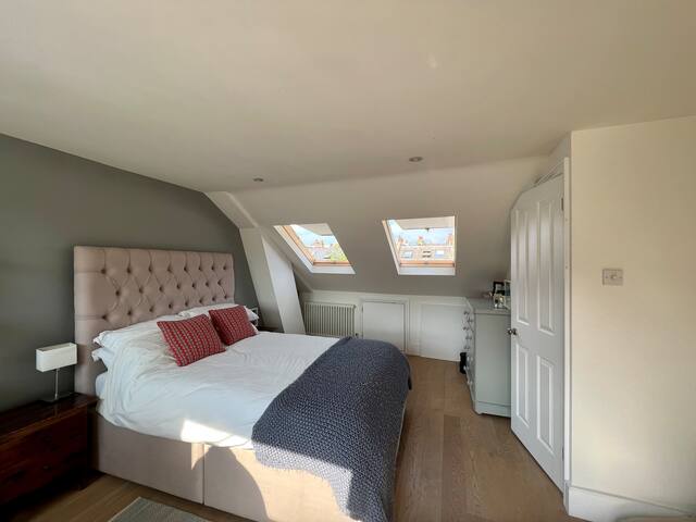 Stylish 4 bedroom London home gallery image 5