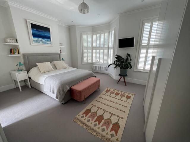 Stylish 4 bedroom London home gallery image 4