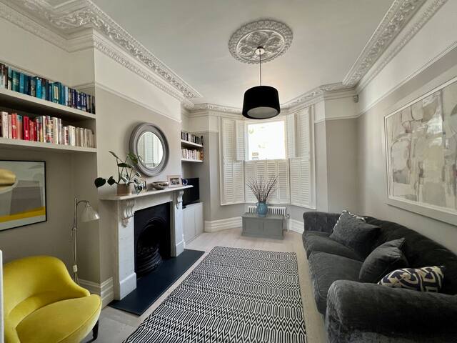 Stylish 4 bedroom London home gallery image 2