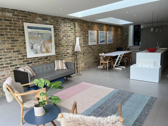 Stylish 4 bedroom London home gallery image 3