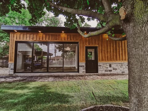 Adorable open-concept guesthouse with hot tub.