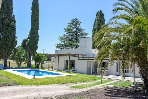 Anuncio de Airbnb popular: A beautiful country house with a park, swimming pool and games en Entre Ríos