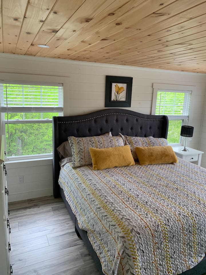 غرفة نوم رئيسية بسرير كبير 