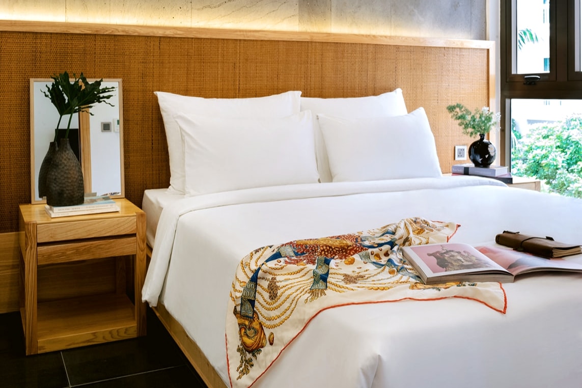 เครื่องนอนและผ้าปูที่นอนคุณภาพระดับ 5 ดาวโต๊ะทำงานสำหรับแต่งหน้าหรือทำงานของสุภาพสตรี - อุปกรณ์ติดตั้งไม้ธรรมชาติและพื้นหินอ่อนให้บรรยากาศสไตล์รีสอร์ทที่แท้จริง 