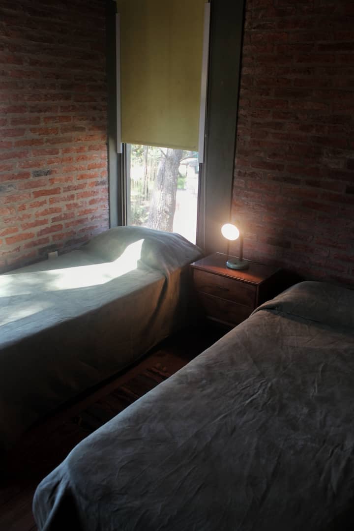 غرفة ثانوية تضم سريرين فرديين