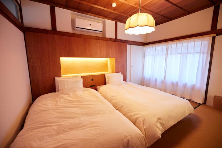 Bedroom 1 (2 semi-double beds)