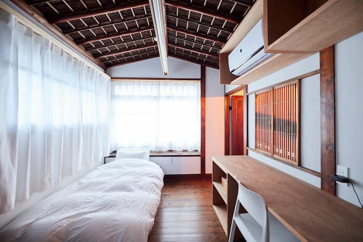 Bedroom 3 (2 single beds)
The room is vertically connected, and it is possible to make it a private room with a partition.