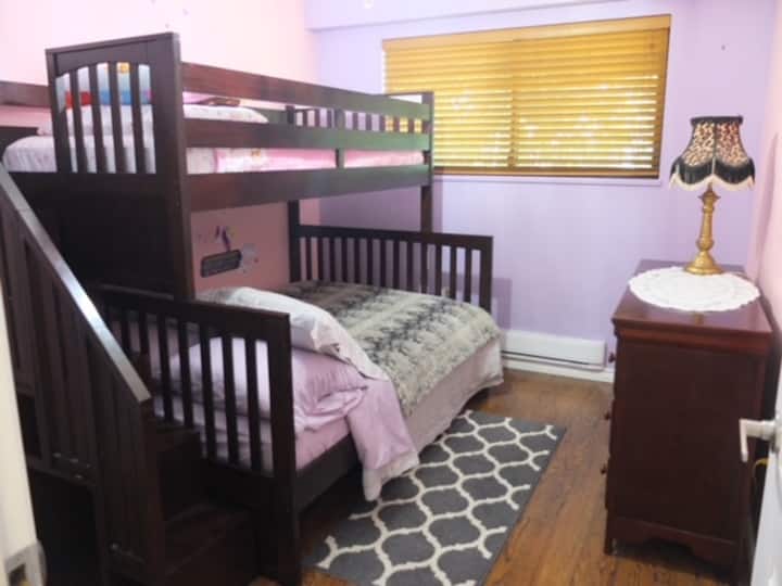 3e chambre - Lit double et lit simple avec escaliers pour monter au lit simple