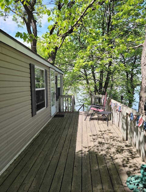 Cozy 2 bedroom Cabin with beautiful lake views