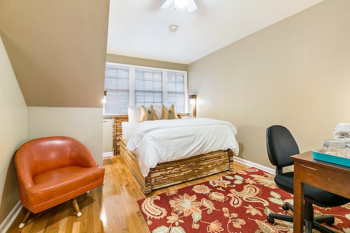 Queen Bedroom მეხსიერების ქაფის ლეიბებით + მაღალი ძაფების თვლის ზეწრები და ჰიპოალერგიული პლედი.  Სასახლის ყველა საძინებელში არის ლუქს-კლასის თეთრეული.