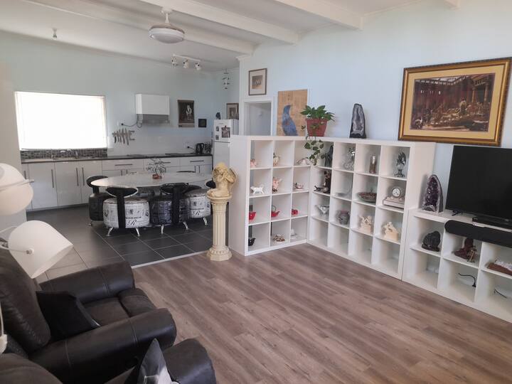 Lightning Ridge Holiday Rentals & Homes New South Wales, Australia