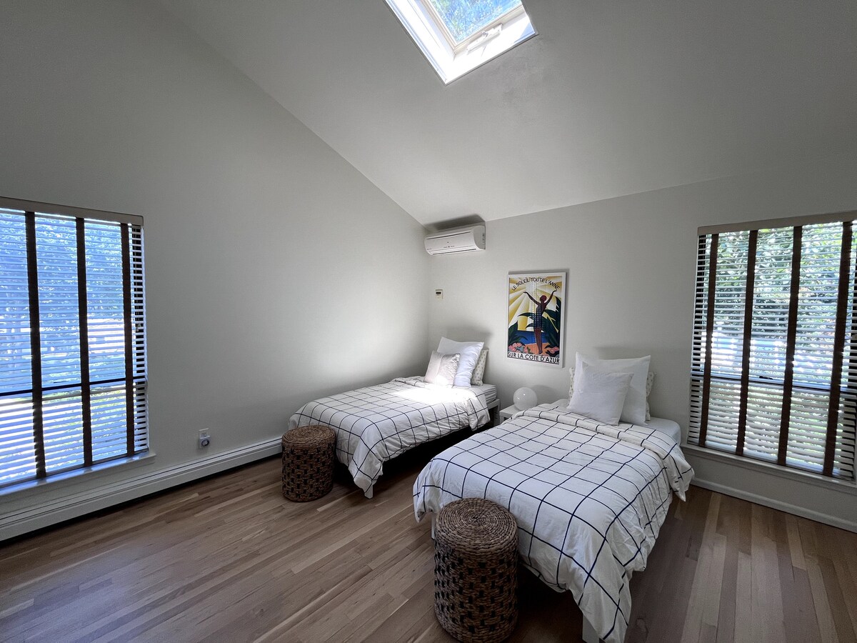 Druhá spálňa na druhom poschodí s vlastnou kúpeľňou (spoločná s hlavnou spálňou). 