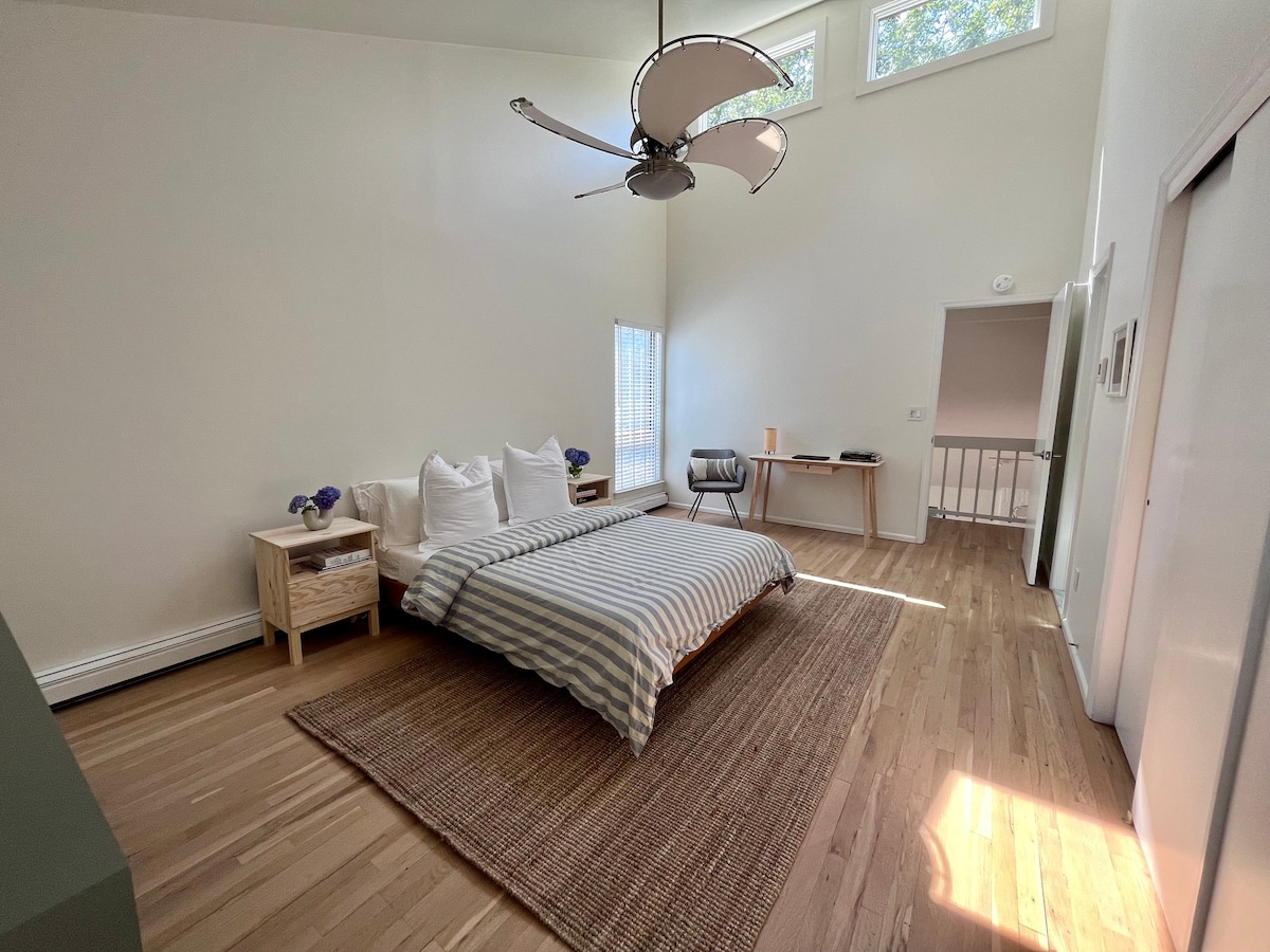 Hlavná spálňa na druhom poschodí s vlastnou kúpeľňou (spoločná s druhou spálňou na poschodí).