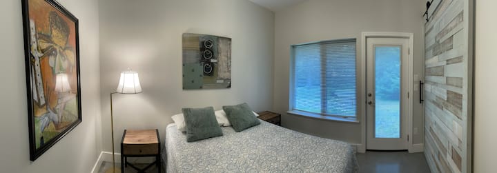 Მწვანე ოთახი ორადგილიანი საწოლითა და დიდი კარადით.