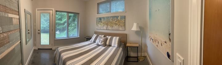 Ცისფერი ოთახი ორადგილიანი საწოლითა და დიდი კარადით.